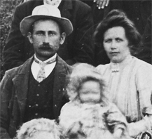 jons_petter_strandberg_f1877_anna_eriksdotter_f1881_m_dottern_beda.jpg